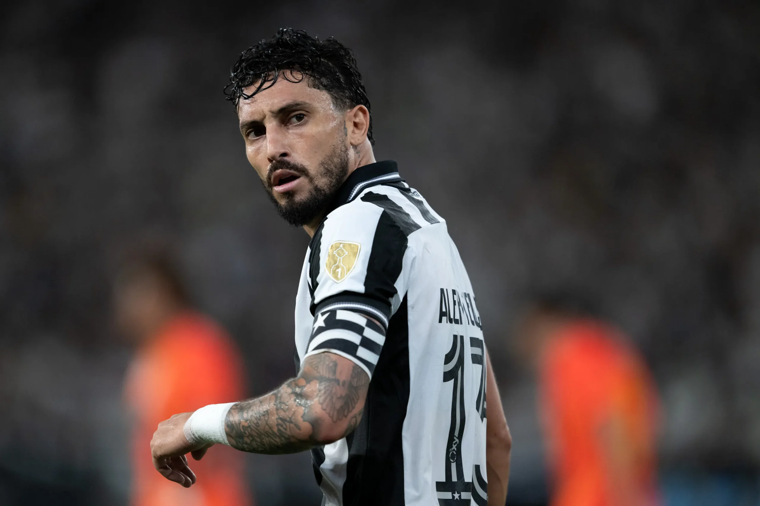Crise da SAF do Botafogo: Alex Telles fala em foco e Seleção - Imagem do artigo original