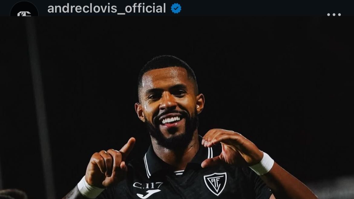 Matheus Gonçalves ergue a Champions da Ásia pelo Al-Ahli - Imagem do artigo original