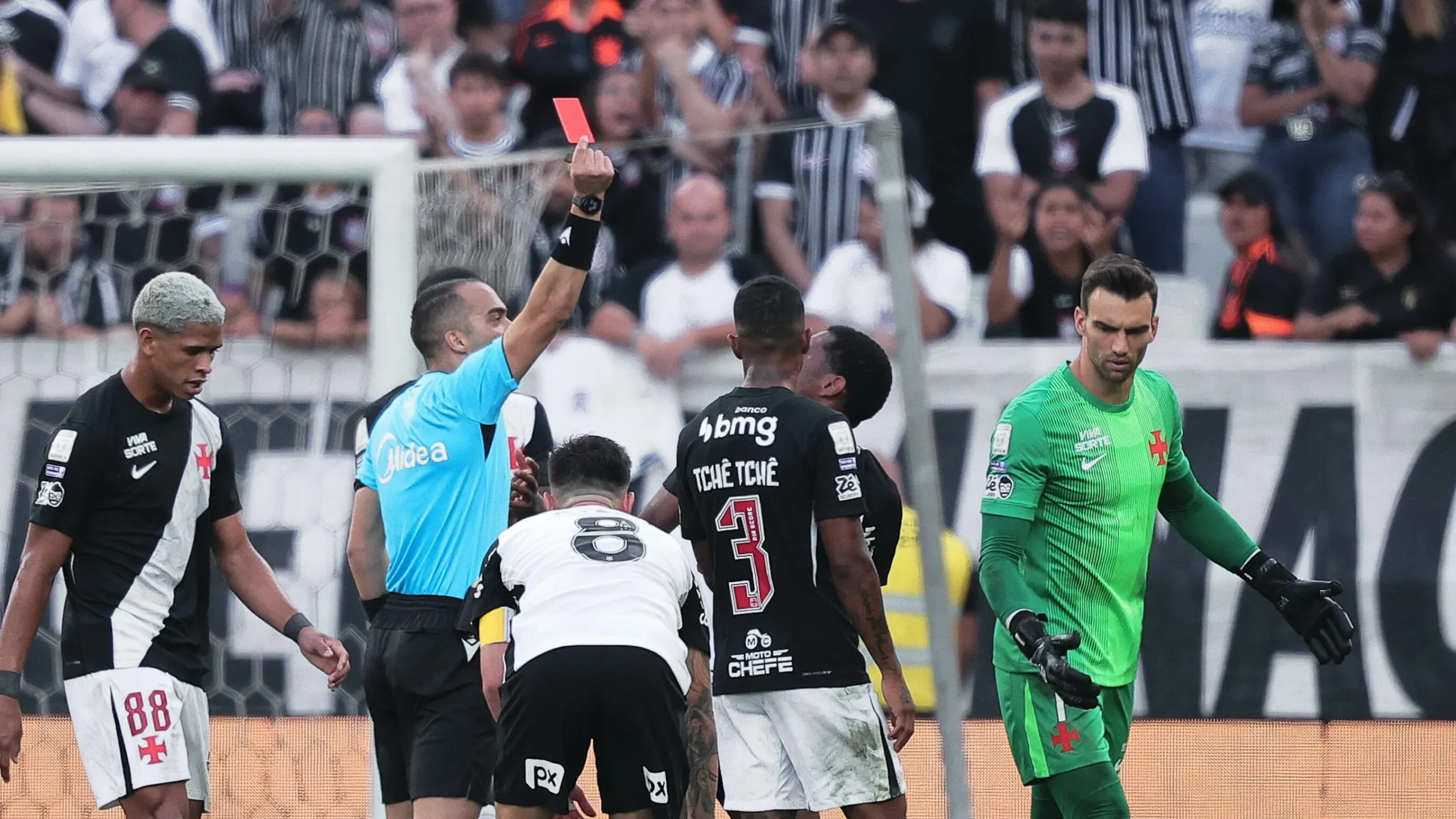 André Corinthians sob risco de banco após nova expulsão - Imagem do artigo original