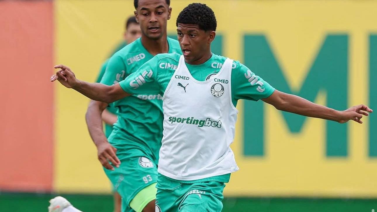 Tomasz Skublak corretor exibe carteira ao comemorar gol - Imagem do artigo original