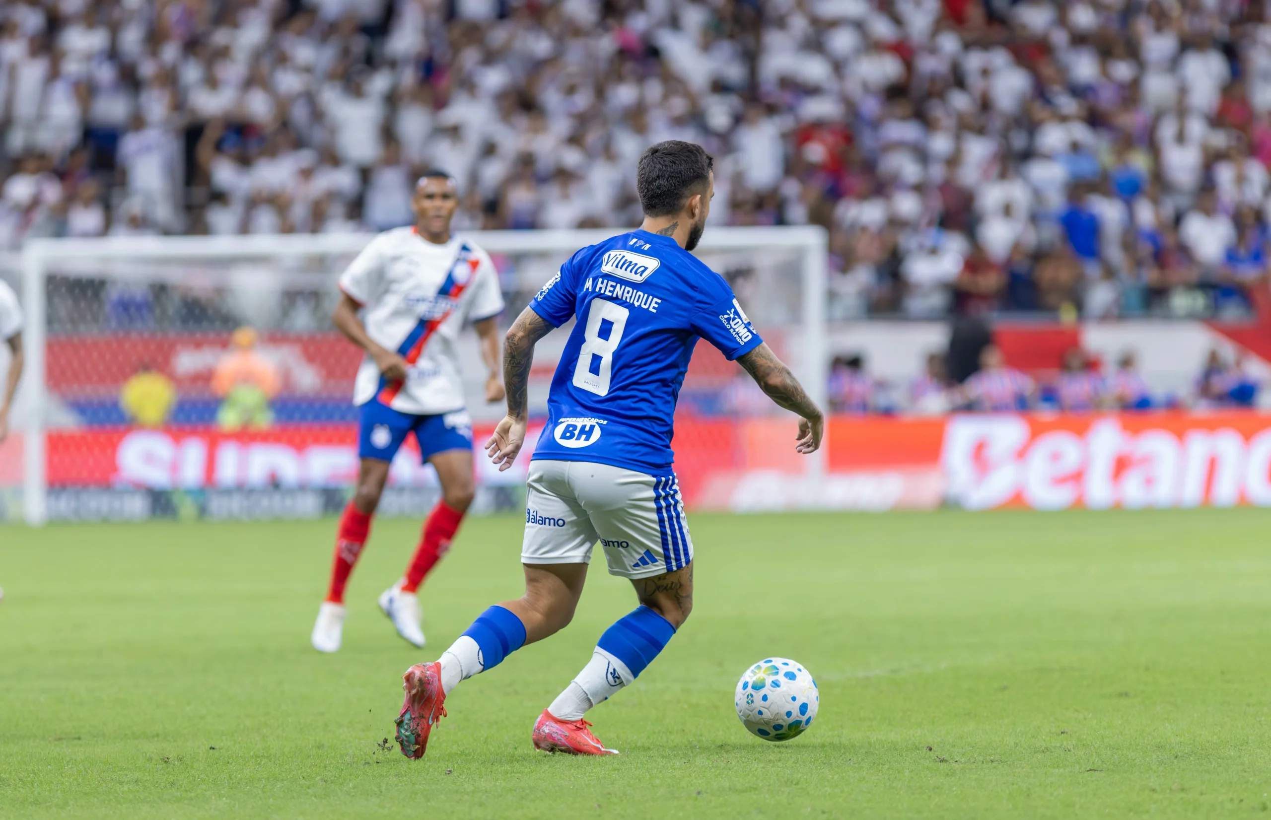 Matheus Henrique preocupa Cruzeiro após choque e hospitalização - Imagem do artigo original