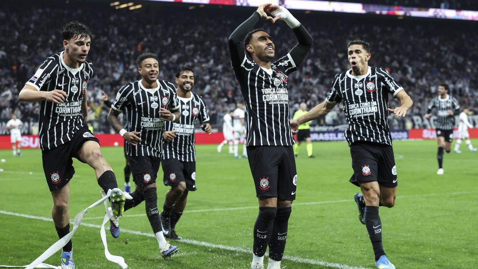 Flamengo bate Grêmio fora e cola na ponta do Brasileirão - Imagem do artigo original