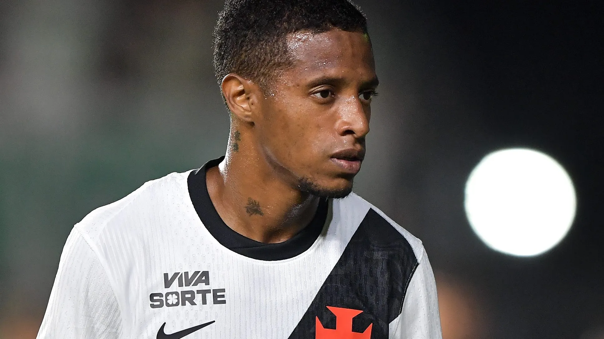 Cuiabano volta a sentir dores e vira dor de cabeça no Vasco - Imagem do artigo original