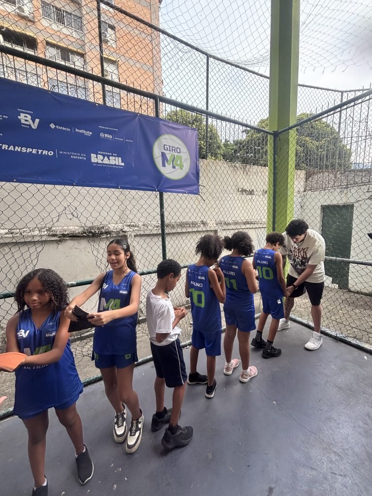 Gui Santos inspira crianças em clínica de basquete no Rio - Imagem do artigo original