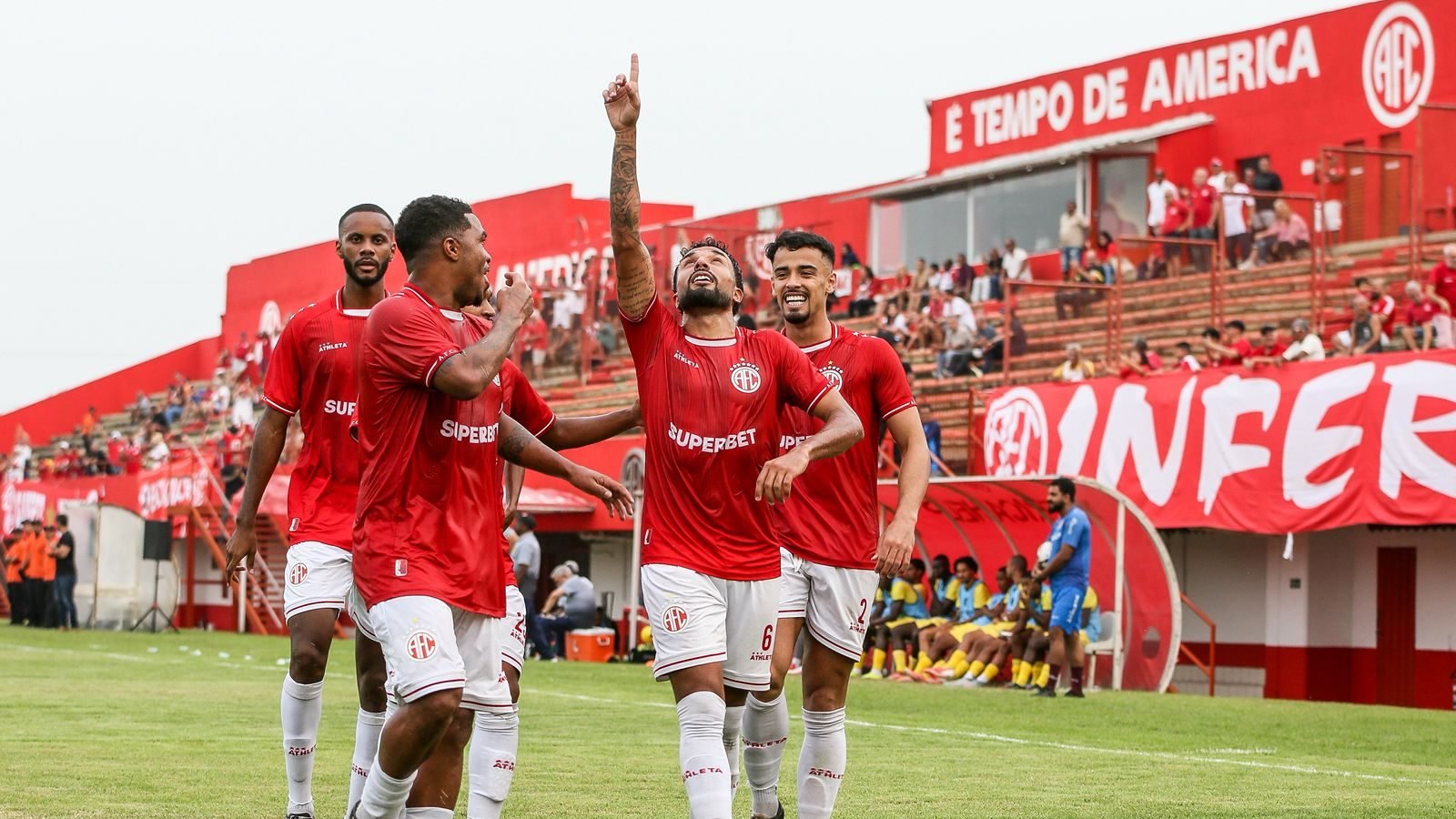 Isac Ferreira assina contrato profissional com o América-MG - Imagem do artigo original