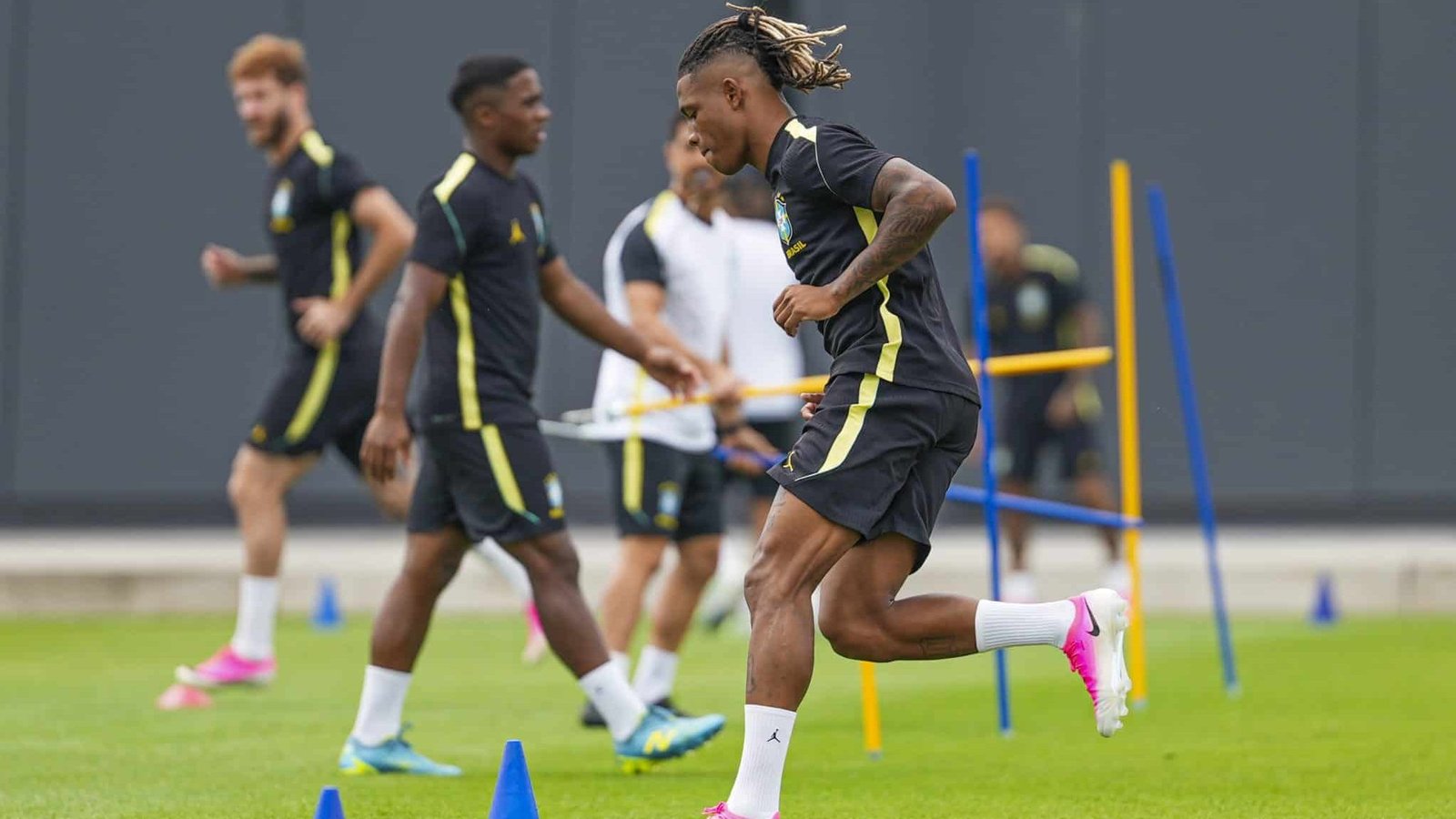 Seleção brasileira aterrissa na Filadélfia sob festa - Imagem do artigo original